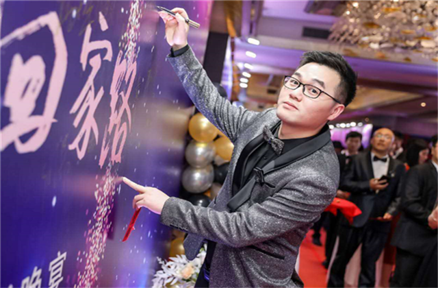 【高光“疫”事】勇敢逆行的特殊“网约车”——龙8国际90后，用信念打通生命运输线