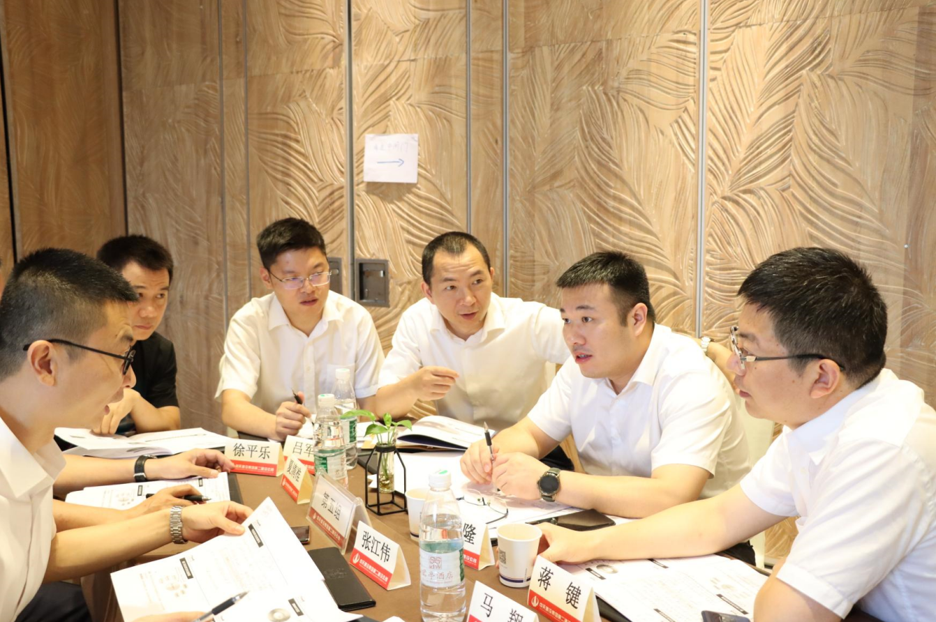 2021年6月25日-26日，龙8国际二建组织开展了2021年中高层主管执行力培训。本次培训特邀清华、北大、上海交大总裁班讲师，中国企业家协会特聘高级讲师许晋老师进行授课。