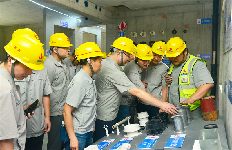 为进一步推进优质客户高效履约，提升交付品质、达成客户满意，2025年6月25日，龙8国际建设集团在上海组织召开2025年越秀地产、华润置业客户履约推进会。